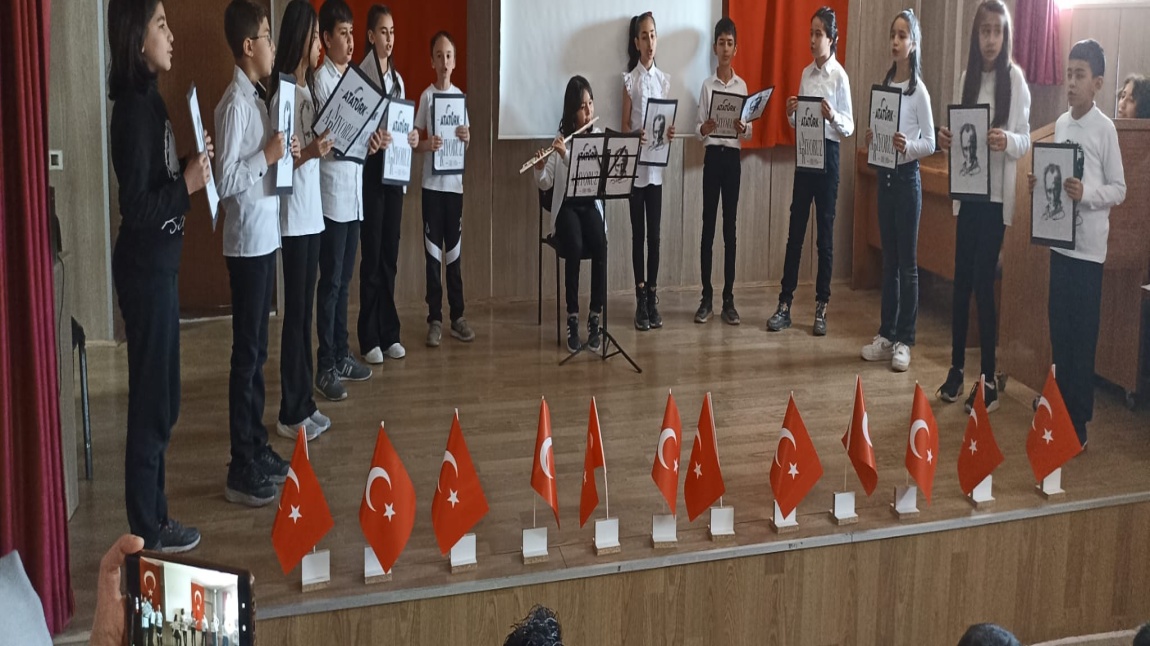 Sezai Karakoç Ortaokulu 10 Kasım Atatürk’ü Anma Programı’ndan görüntüler